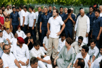 मोदींच्या निवासाबाहेर राहुल गांधींचे आंदोलन