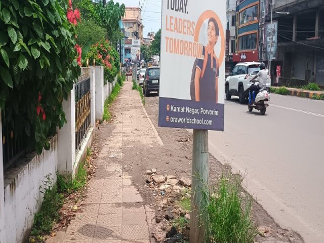 नागरिक वार्ता : पदपथालगतचे जाहिरात फलक पादचाऱ्यांना ठरताहेत अडथळा
