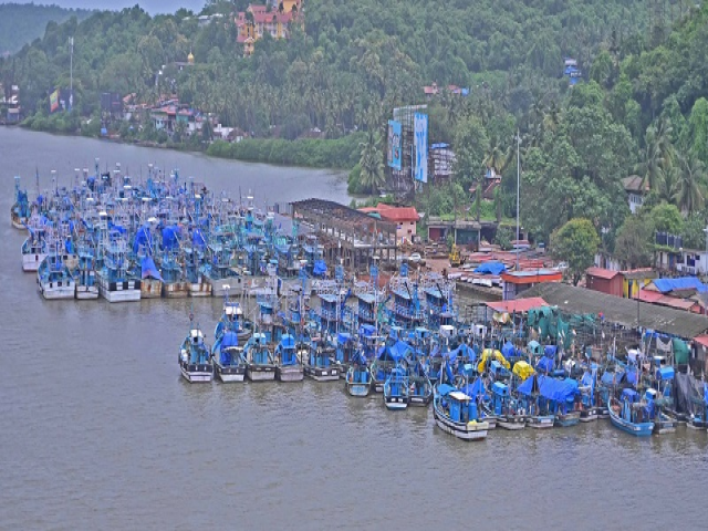 मासेमारी हंगामाला प्रारंभ; मात्र कामगारांअभावी मोजक्याच बोटी समुद्रात