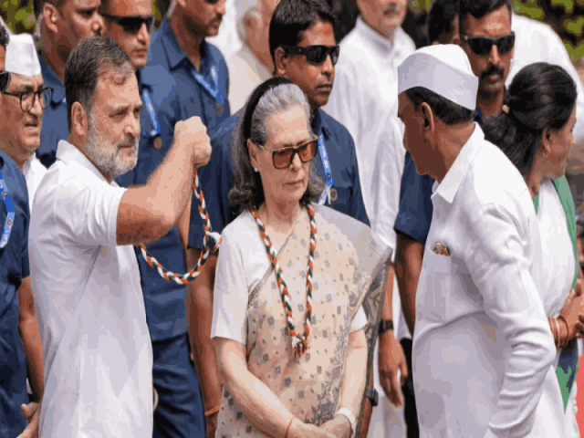 ‘वंदे मातरम्’ गायनात व्यत्यय; सोनिया गांधी, राहुल गांधींविरोधात  सर्वोच न्यायालयातील वकीलाची तक्रार