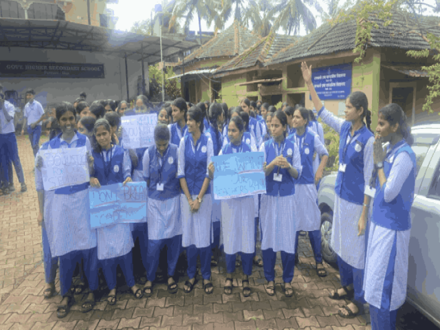 शिक्षकांच्या बदलीविरोधात विद्यार्थ्यांचा वर्गावर बहिष्कार