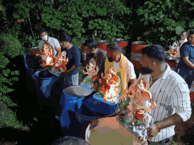 ओढा प्रदूषित; कष्टी येथे गणेशमूर्तींचे बॅरलमध्ये विसर्जन