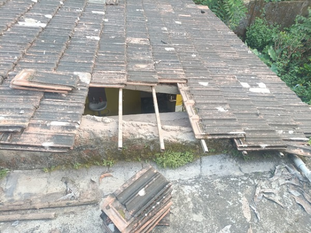 छताची कौले सरकवून अज्ञात व्यक्तीचा घरात प्रवेश