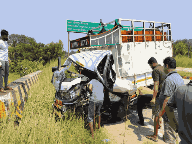 तोरसे येथे मालवाहू वाहनाचा अपघात : चालक सुखरूप; वाहनाची मोठी हानी