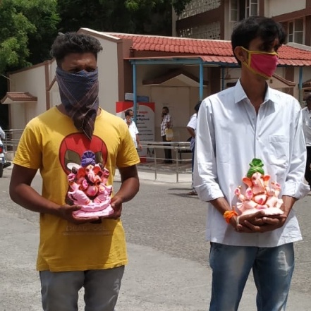 करोनाला सोबत घेऊन  गणेशोत्सव साजरा करताना