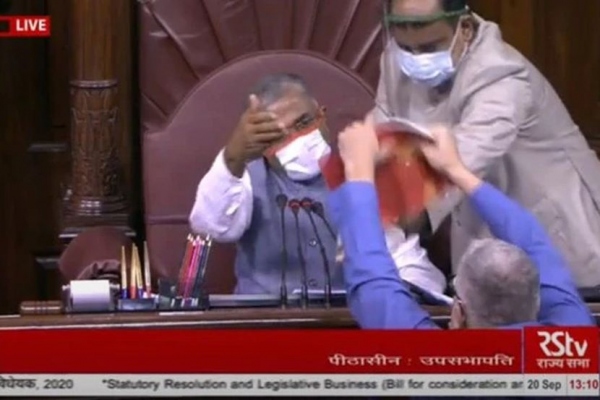 कृषी विधेयकांवरून राज्यसभेत अभूतपूर्व गोंधळ