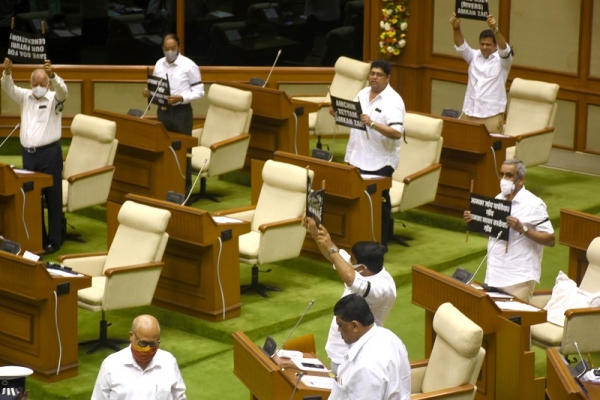 चित्रपटांवर बोलता मग प्रश्नांवर का नाही?