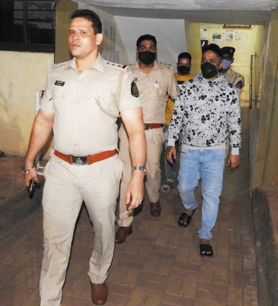 व्हॅली डिकॉस्टा, अमीर गवंडी यांची फातोर्डा पोलिसांपुढे शरणागती