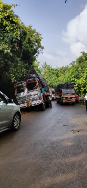 करमल घाटात सहा तास वाहतूक ठप्प