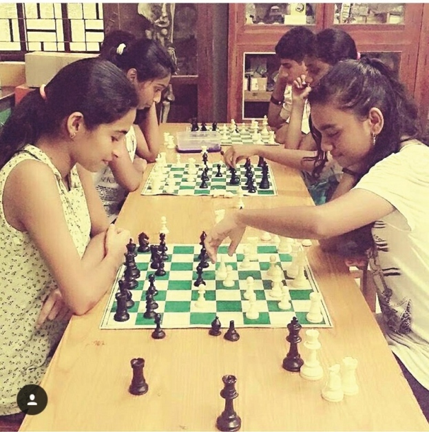 कलागुणांनी समरसलेली अनिष्का