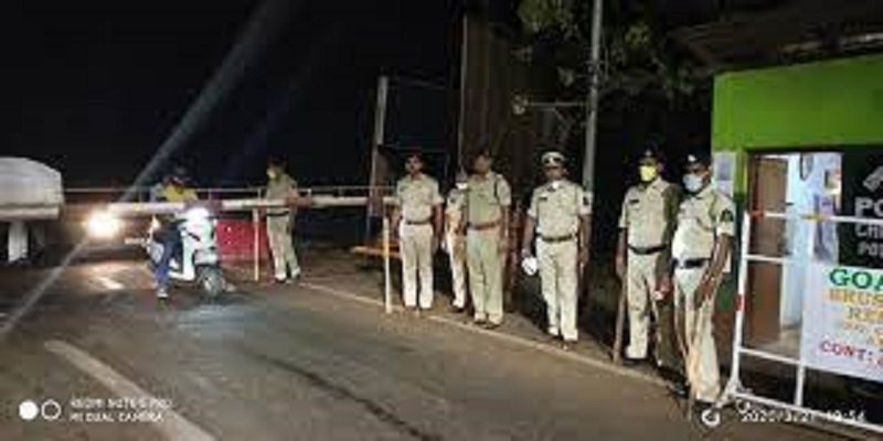 पत्रादेवी येथे चेकनाक्यावर खासगी बसमधील तिघा कर्मचाऱ्यांना अटक