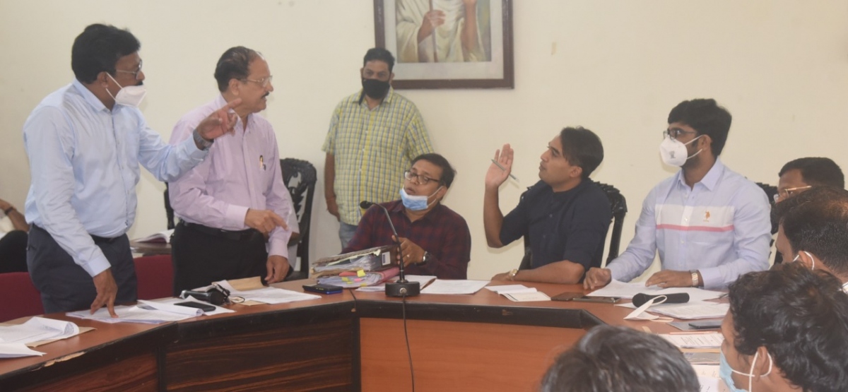 महानगरपालिकेच्या बैठकीत प्रचंड गोंधळ