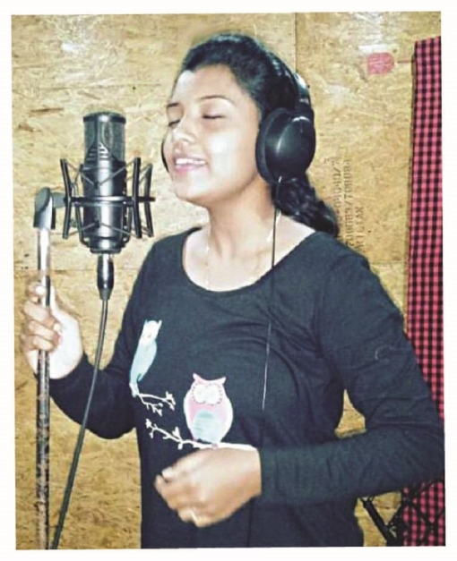 गायनातून आनंद घेणारी ‘ मेघा’