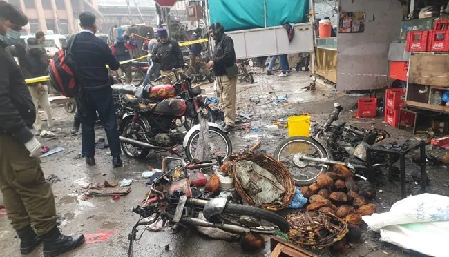 लाहोरमध्ये भीषण स्फोट;  तिघे ठार, २८ जखमी
