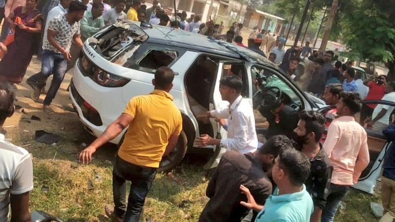 आमदारांच्या कारने २२ जणांना चिरडले