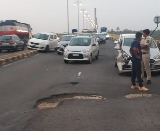 खड्ड्यांमुळे अटल सेतू बनला अपघात केंद्र