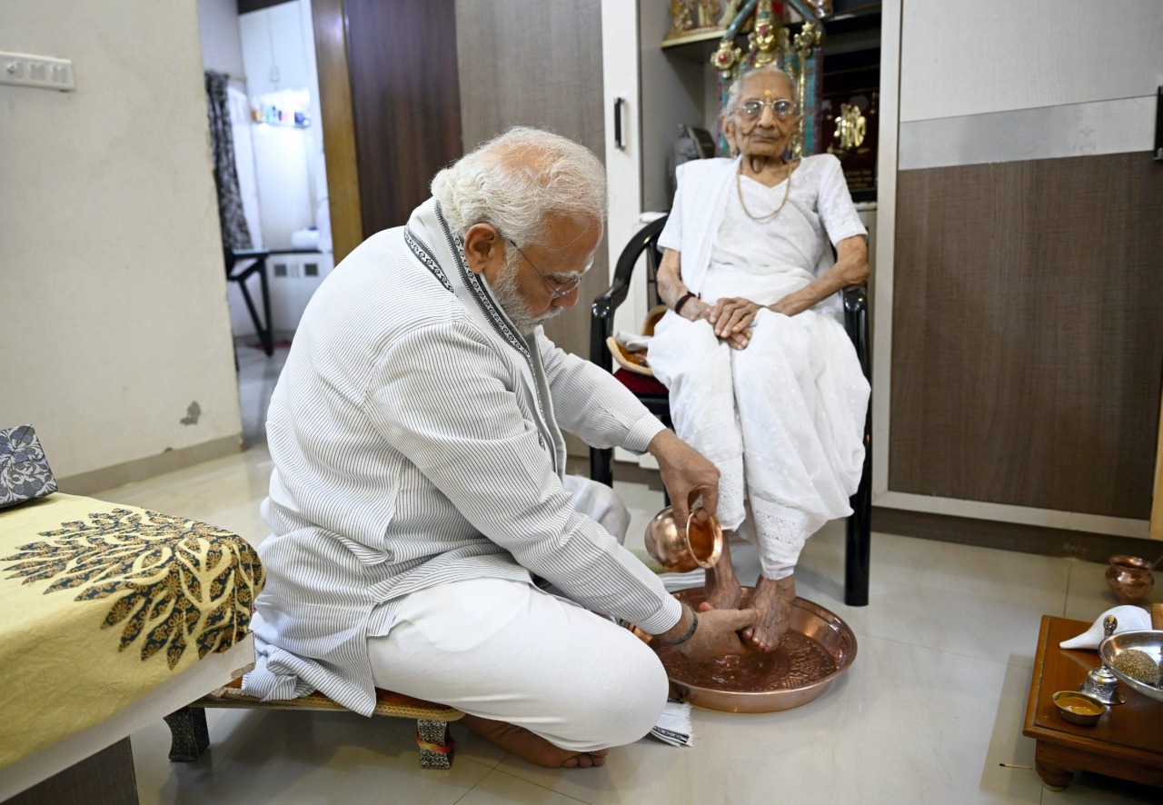 मोदींच्या मातोश्रींचे १००व्या वर्षात पदार्पण