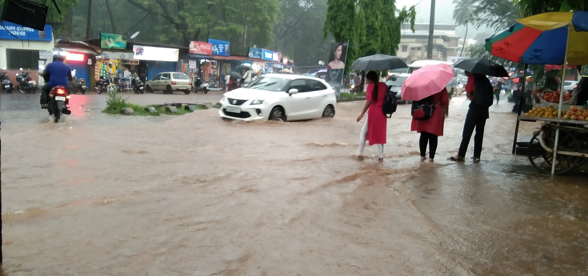 फोंडा शहरात अनेक दुकानांत शिरले पाणी