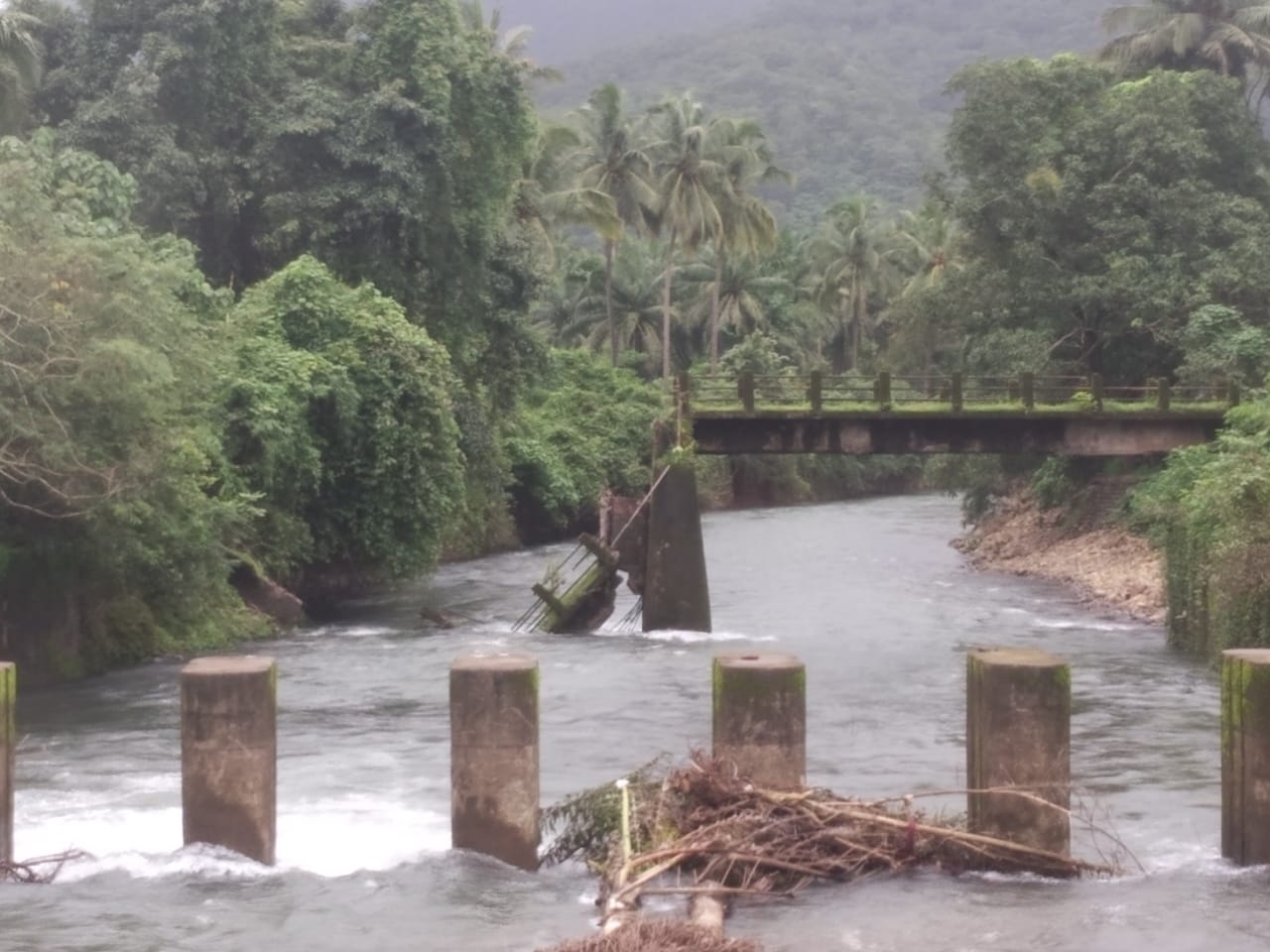 केरी-घोटेली येथील पोर्तुगीजकालीन पूल कोसळला