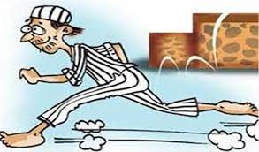 फर्लोवरील फरारी कैद्याविरोधात चार वर्षांनी पोलिसांत तक्रार