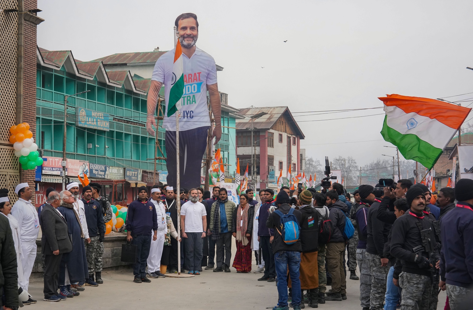 राहुल गांधींनी लाल चौकात फडकवला तिरंगा