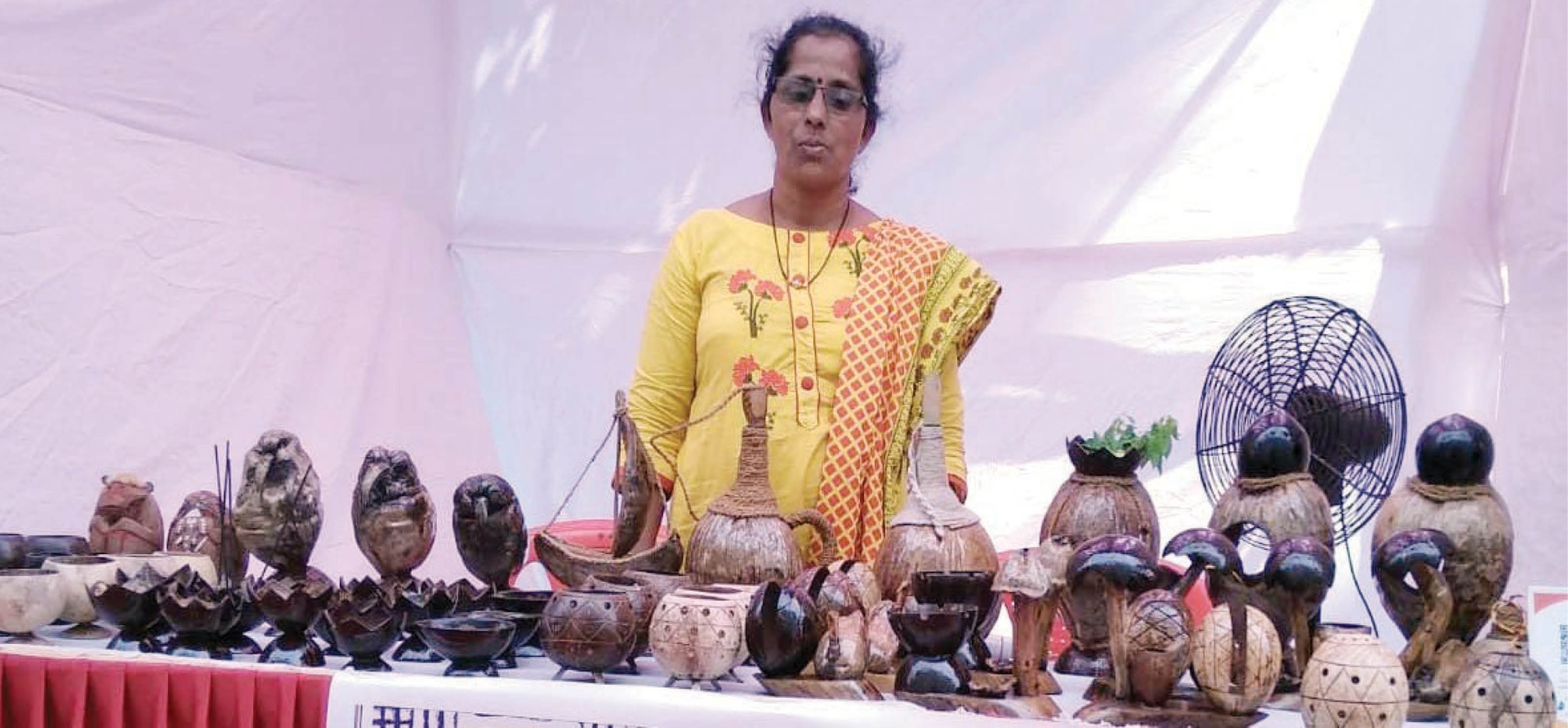 नारळाच्या करवंटीपासून साकारले कलाविश्व .. सोनाली शेटगावकर यांनी ....