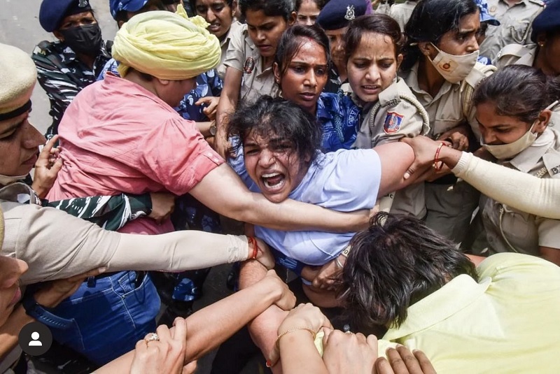 आंदोलक कुस्तीपटूंवर पोलिसी बळाचा वापर
