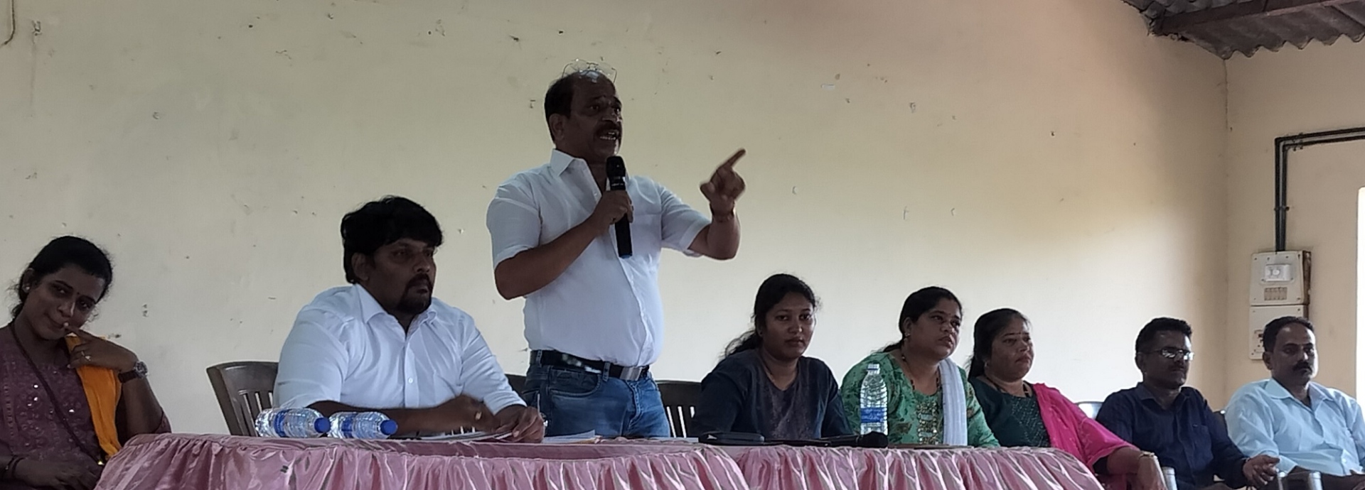 थिवी फुटबॉल मैदानावरून ग्रामसभेत जोरदार चर्चा
