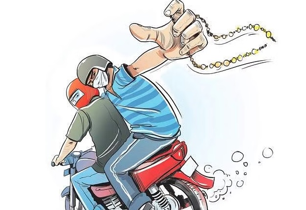 केंद्रीय कर्मचारी असल्याचे सांगून अडीच लाखांचे सोन्याचे दागिने लंपास