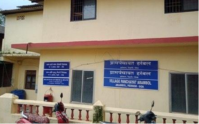 हरमल सरपंचांचा राजीनामा