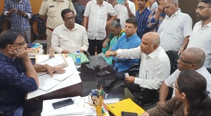 गांधी मार्केटमधील विक्रेत्यांचा चढला पारा... थेट मडगाव पालिकेवर काढला मोर्चा!