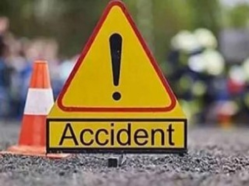 गतिरोधकावर दुचाकी आदळून महिला सापडली बसखाली, उपचारादरम्यान मृत्यू