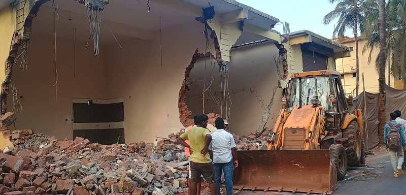 काणका येथील दुकानांचे अवैध बांधकाम पाडण्यास सुरुवात