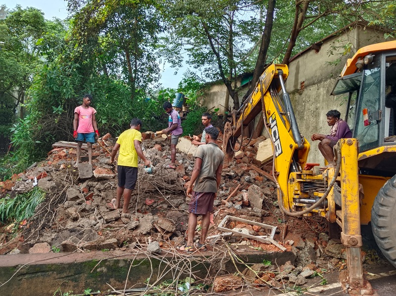 म्हापशात अज्ञातांकडून पालिकेचे ४० वर्षांपूर्वीचे सार्वजनिक शौचालय जमीनदोस्त
