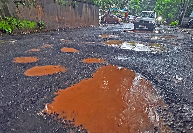 निकृष्ट रस्त्यांबद्दल कंत्राटदाराला काळ्या यादीत टाकणार
