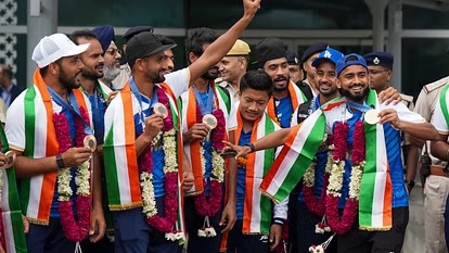 भारतीय हॉकी संघाचे मायदेशात जल्लोषात स्वागत