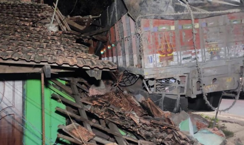 थिवी येथे घरात मालवाहू ट्रक शिरल्याने नुकसान