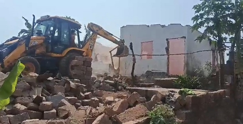 कुचेलीतील सरकारी जमिनीतील तिन्ही घरे जमीनदोस्त