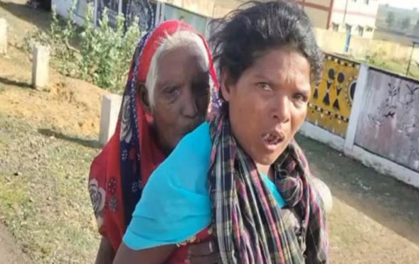 व्यवस्थेच्या दारात वृद्धांची फरफट