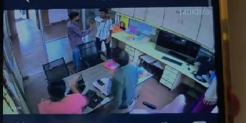 "मला मुद्दाम नापास केले..." जुना राग मनात ठेवून माजी विद्यार्थ्याचा वर्गशिक्षकावर चाकू हल्ला!