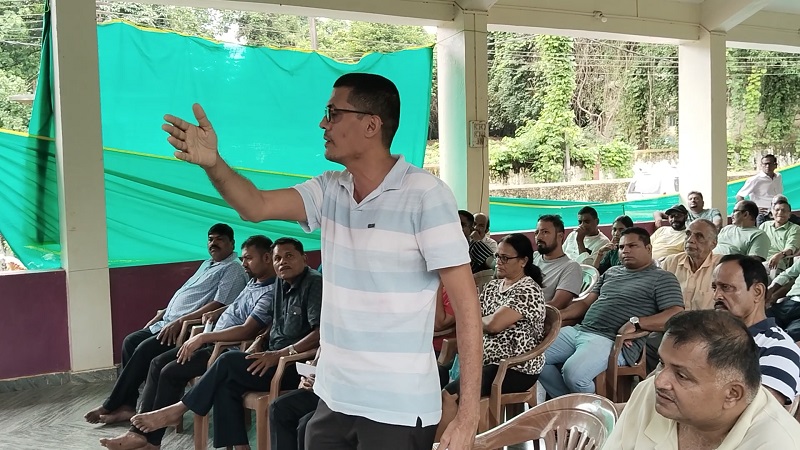 बसथांबा जमीनदोस्त केल्याने किर्लपाल ग्रामसभेत सरपंच धारेवर