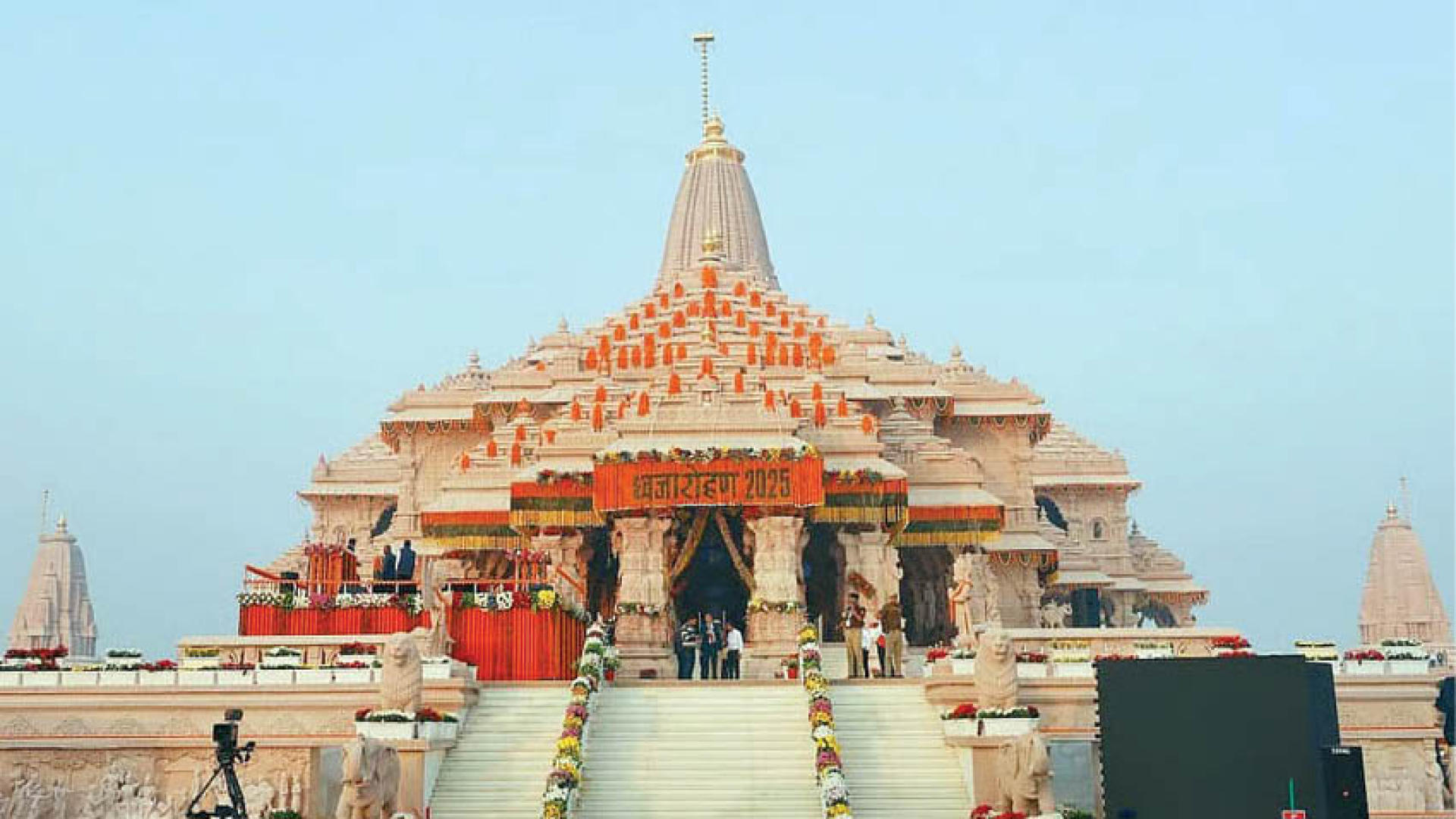 धर्माच्या नावावर सगळेच लुटले !
