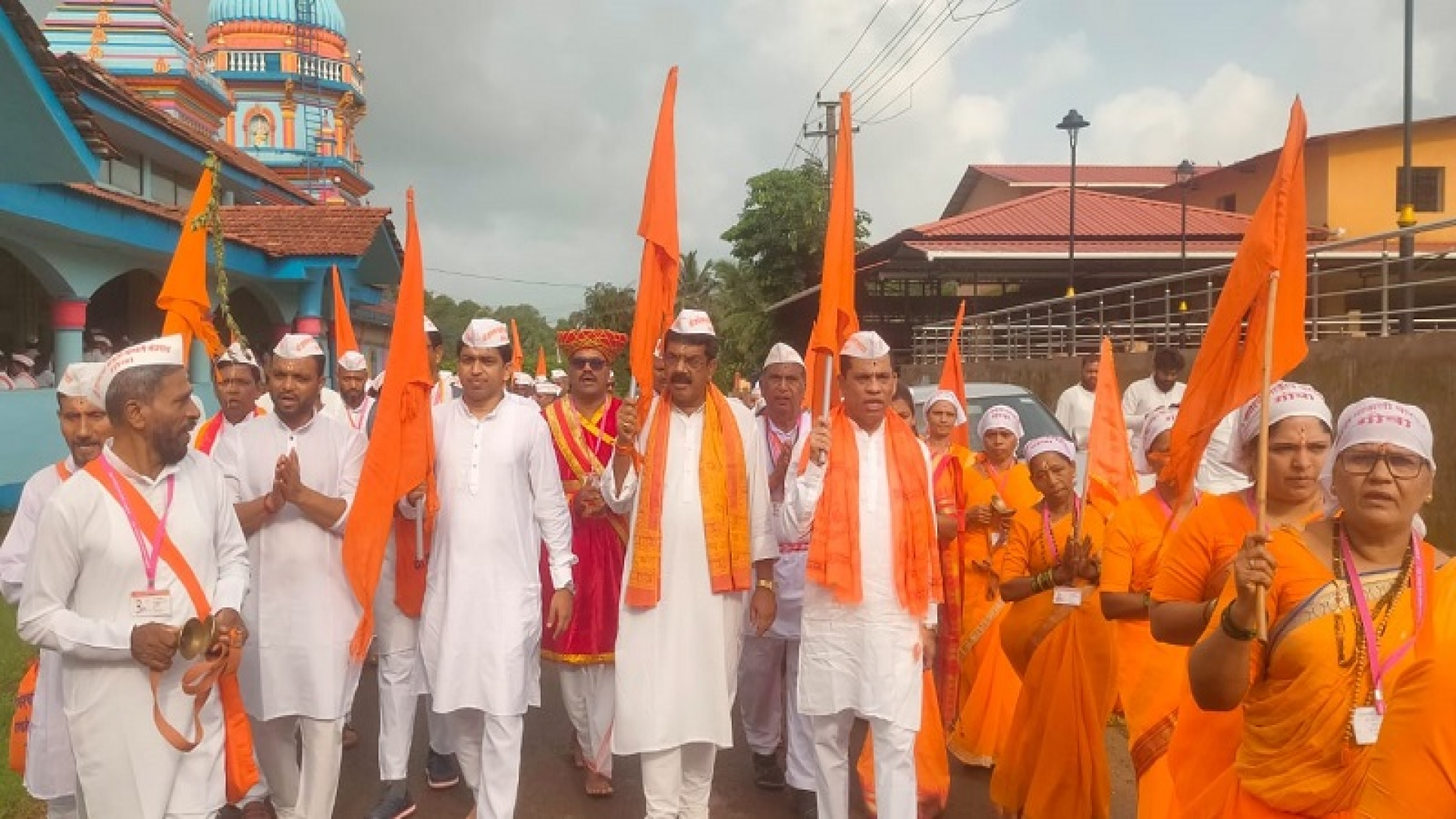श्री ज्ञानेश्वर माऊली पायीवारीचे मेणकुरे येथून पंढरपूरला प्रस्थान