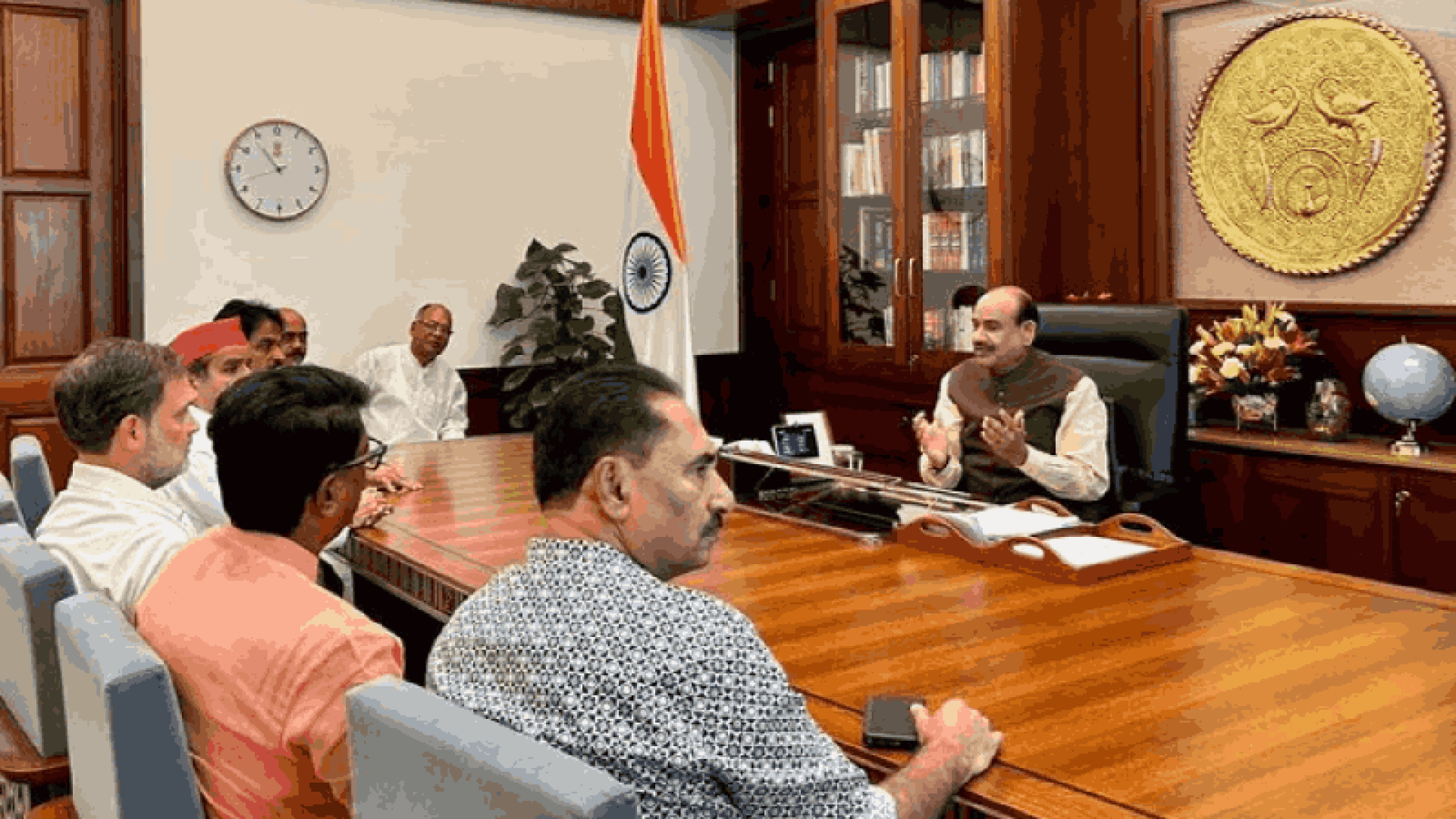 विद्यार्थ्यांवरील लाठीचार्जची संसदेत चर्चा करा
