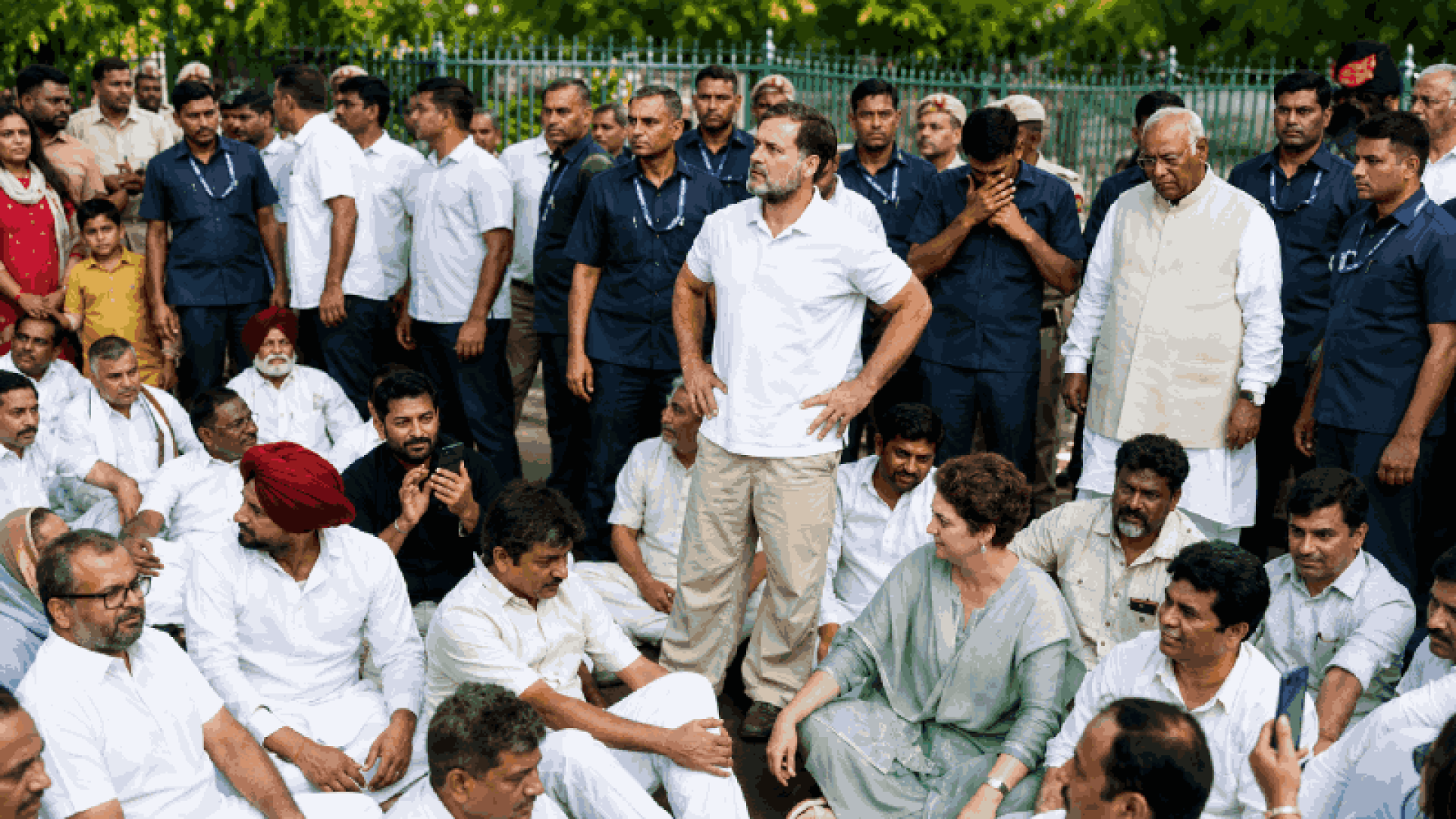 मोदींच्या निवासाबाहेर राहुल गांधींचे आंदोलन