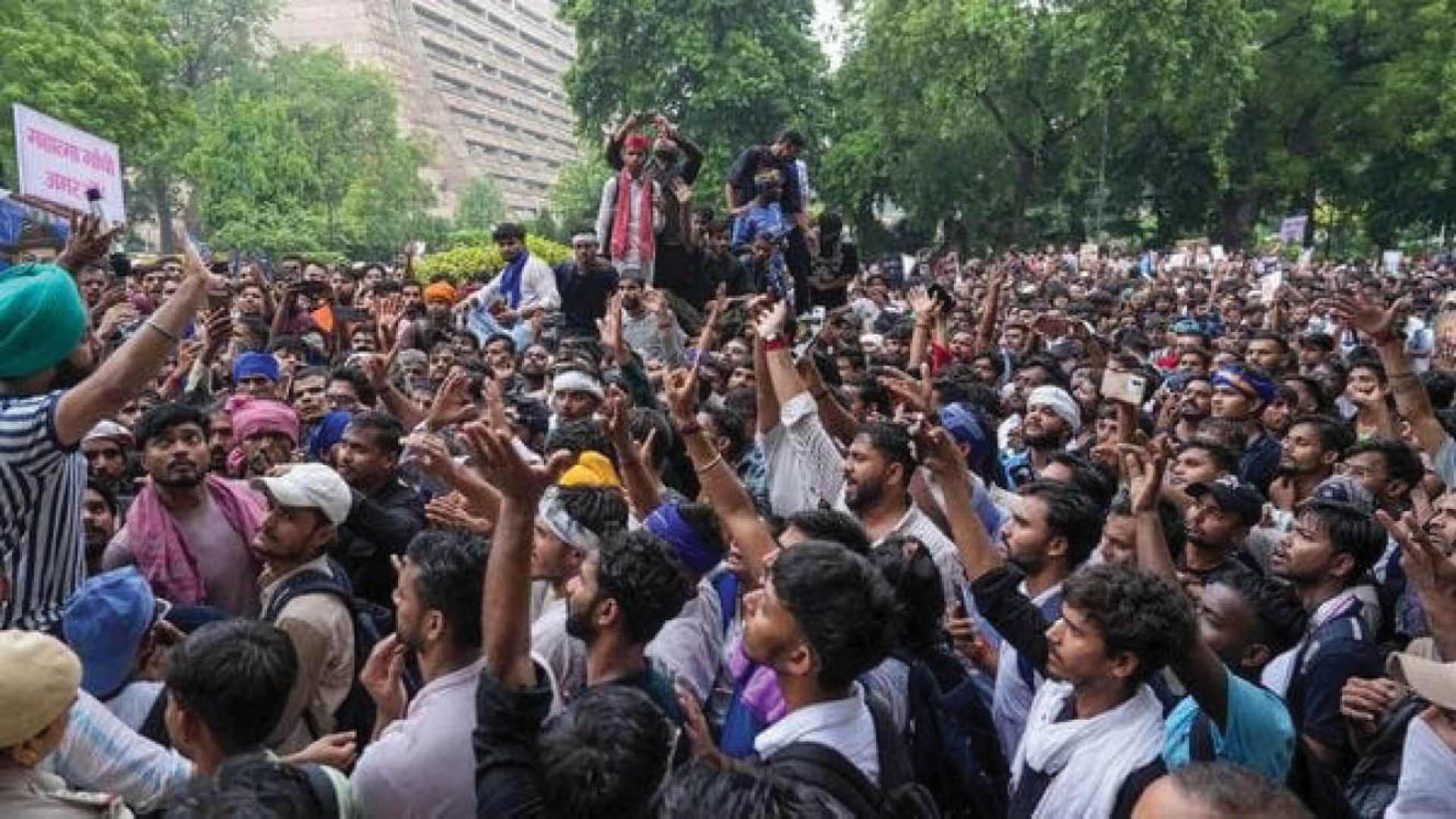 व्यवस्थेला जबाबदार असलेल्यांना बदला