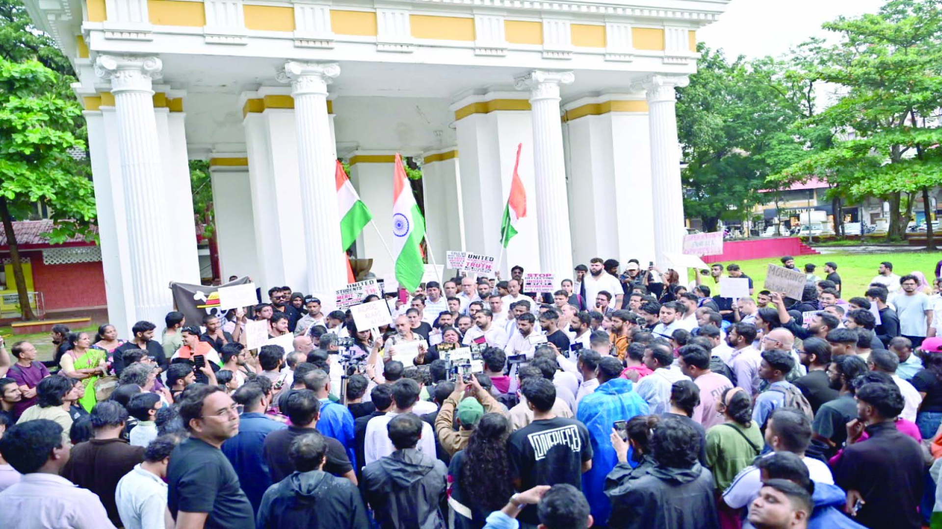 विद्यार्थ्यांचा रोष आणि सरकारची दडपशाही