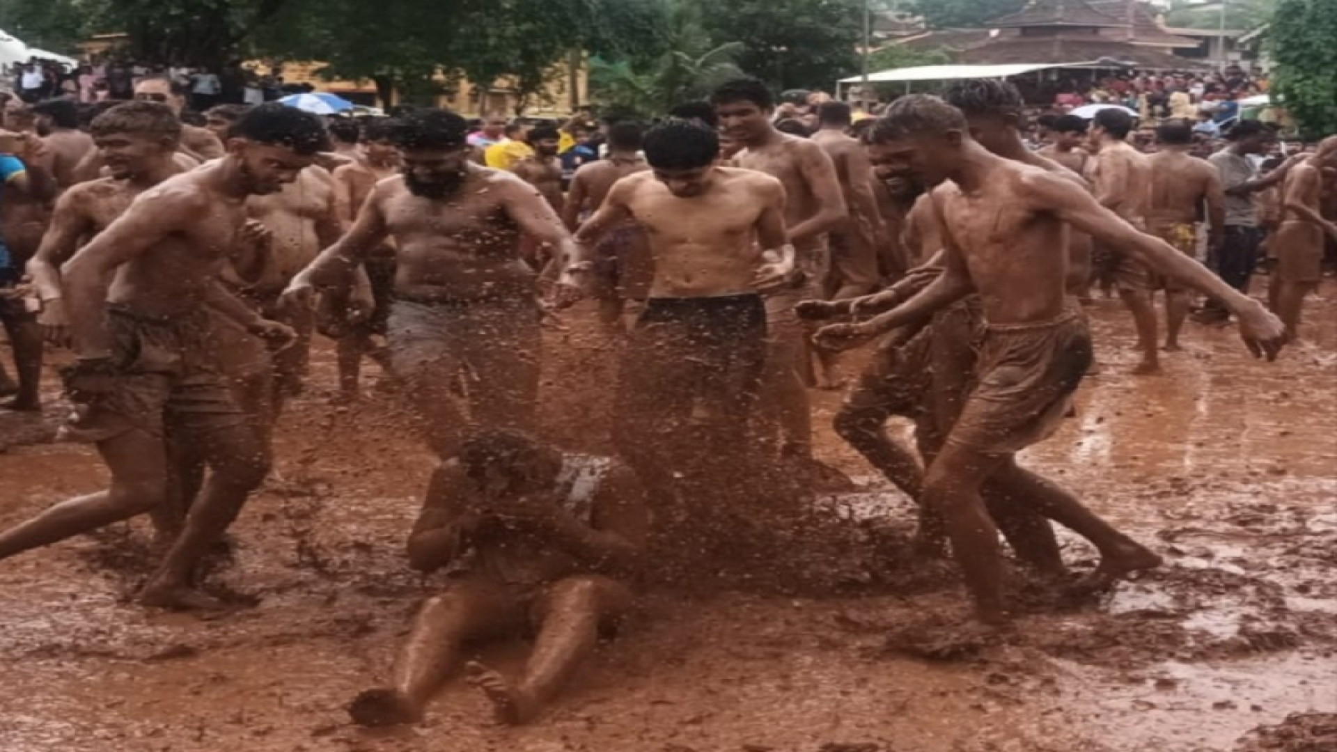 पावसाची दांडी, टँकरच्या पाण्यावर रंगला ‘चिखलकालो’