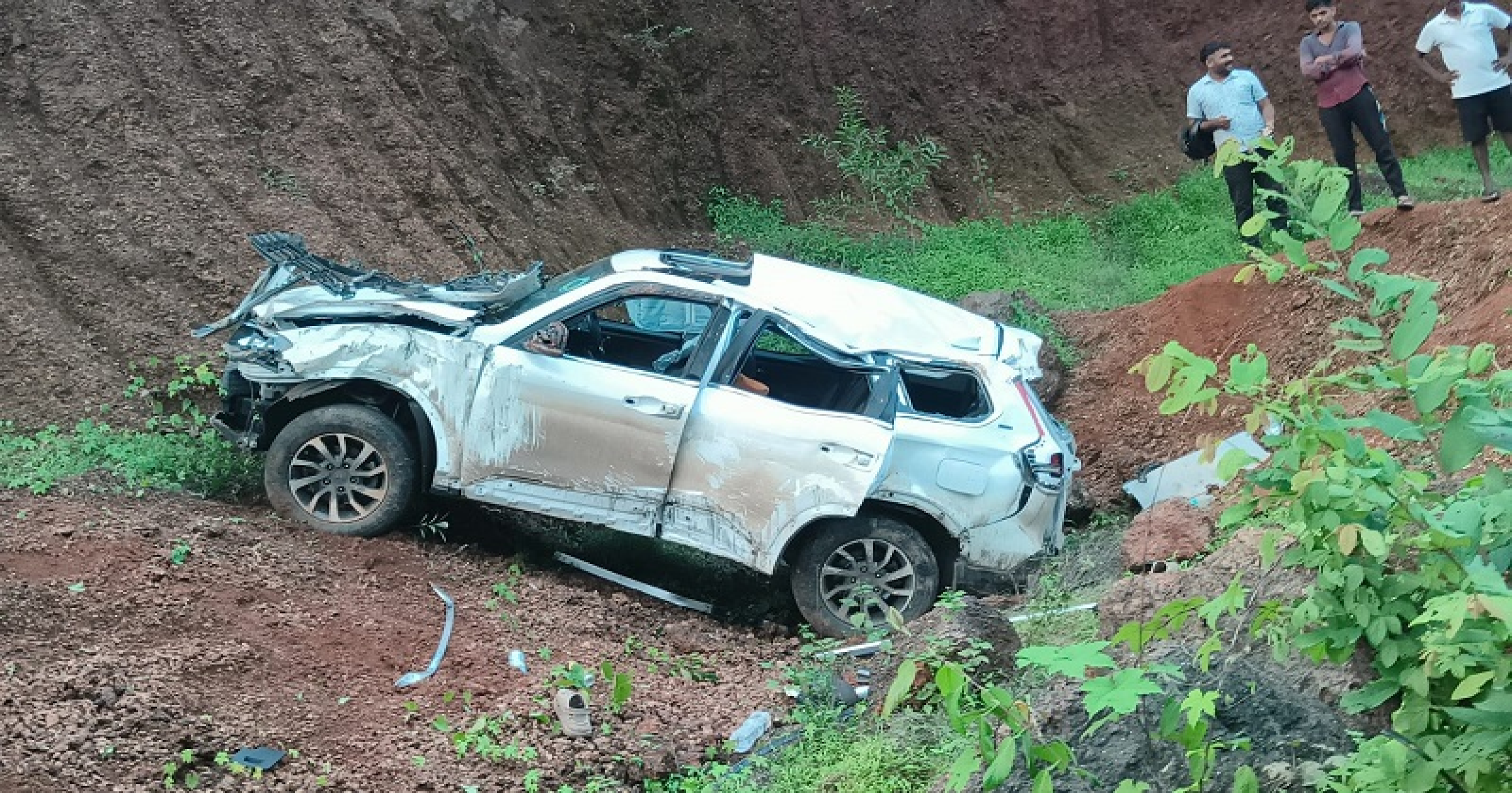 उगवे येथील वळणावर भरधाव कारच्या भीषण अपघातात सहा पर्यटक जखमी