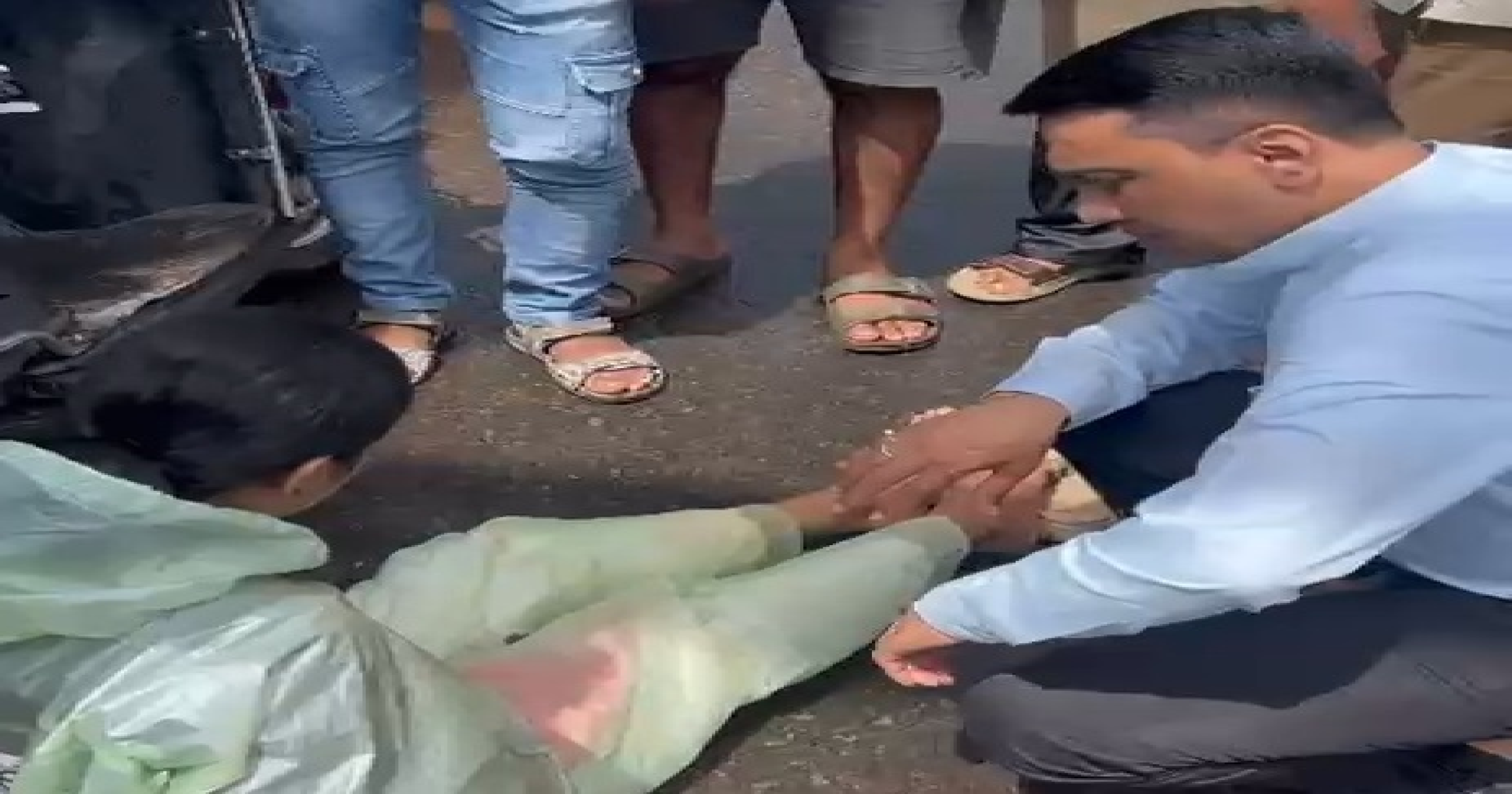 अपघातग्रस्त युवतीच्या मदतीसाठी मुख्यमंत्री डॉ. सावंत उतरले रस्त्यावर
